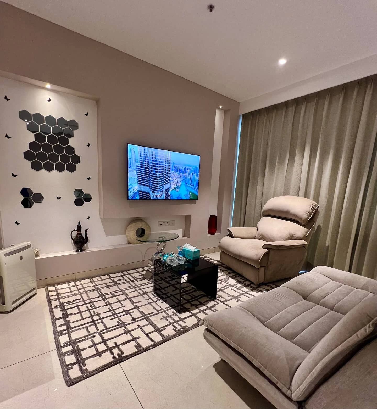 Private studio in High Rise with Pretty Recliner - Main Image