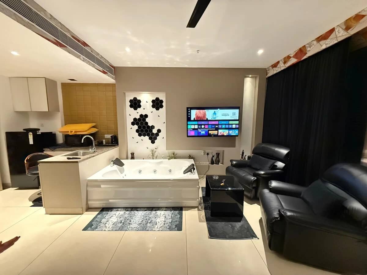 Luxe High Rise Jacuzzi Black Theme Studio - Main Image